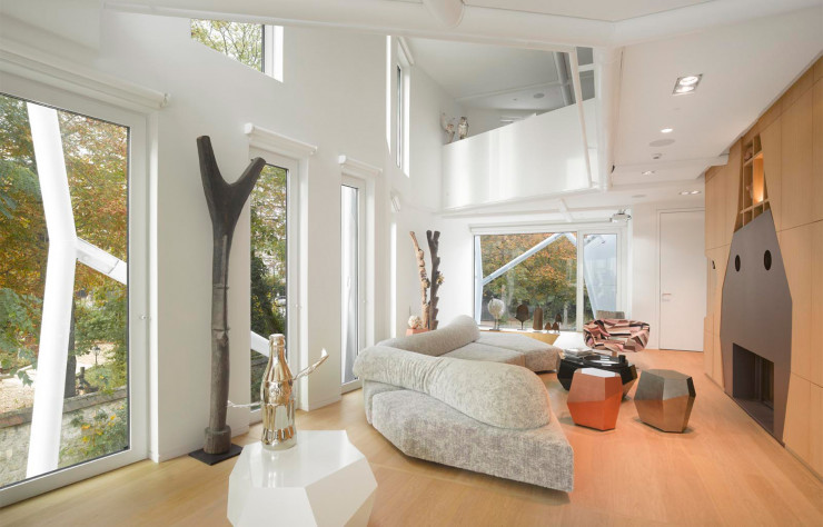 À l’intérieur, plusieurs fonctions essentielles sont centralisées, comme l’éclairage, les volets roulants ou le chauffage au sol, qui fonctionne grâce à l’installation d’une pompe à chaleur.