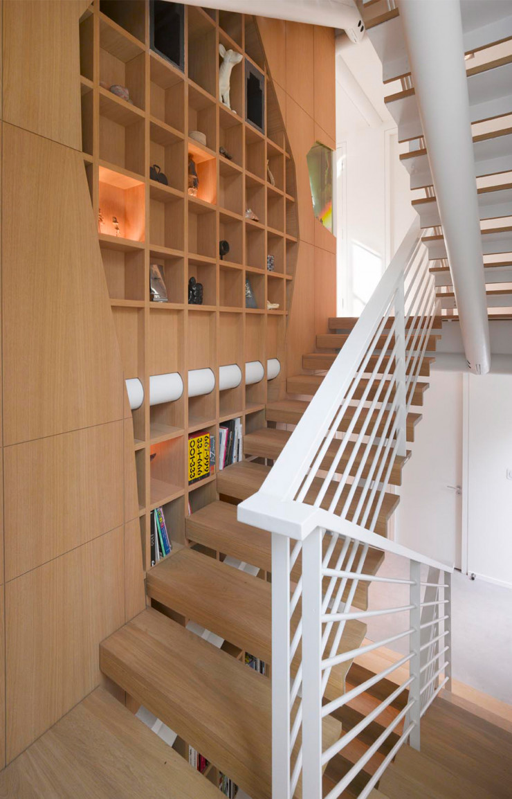 « Noyau dur de la maison » selon Dominique Jakob, un escalier central dessert les étages et abrite différents éléments tels qu’une cave à vin, une bibliothèque, un aquarium, des placards…