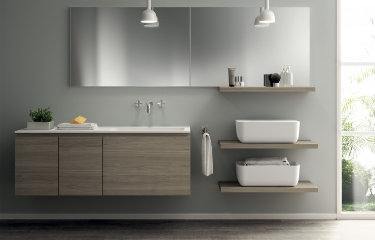 Meuble bas suspendu revêtu de mélaminé Orme Hono et lavabo intégré « Concord » en Mineralsolid. Éléments de rangement posés sur des étagères en stratifié Orme Hono.