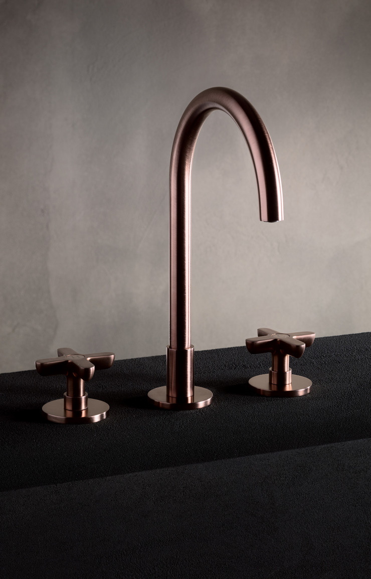 Nouvelle recrue chez Fantini, Vincent Van Duysen a signé la collection « Icona », à la petite touche rétro, présentée ici dans sa version « Classic » en finition Brushed Copper PVD (cuivre brossé).