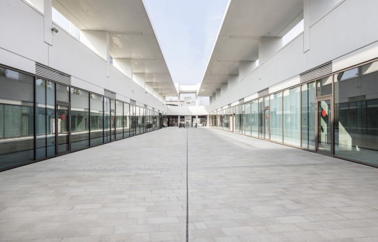 Bordée de commerces, l’allée piétonne dessinée par Mauro Gallentino traverse le parc pour relier la ville au centre du complexe.