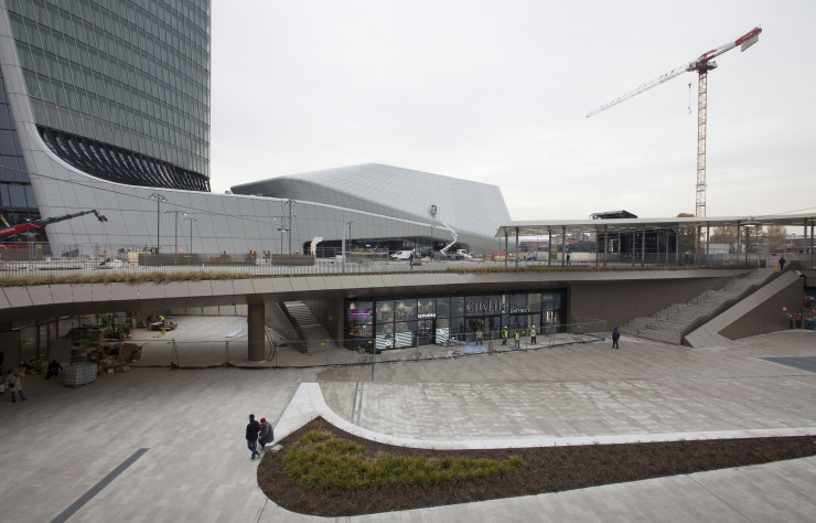 Dessinée par les architectes de One Works, la place Tre Torri fait le lien entre commerces et bureaux.