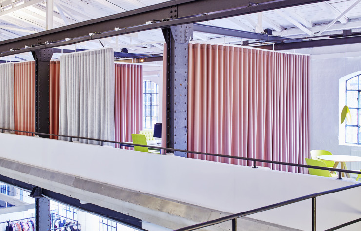Utilisés en rideaux, les tissus Kvadrat délimitent les salles de réunion.