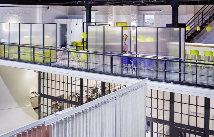 Dans le volume généreux d’un ancien bâtiment industriel, le projet consistait d’abord à définir les différents espaces.