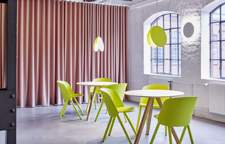 Autour des tables CPH2O, les chaises This de Stefan Diez s’habillent exceptionnellement de jaune pour s’accorder aux suspensions North.