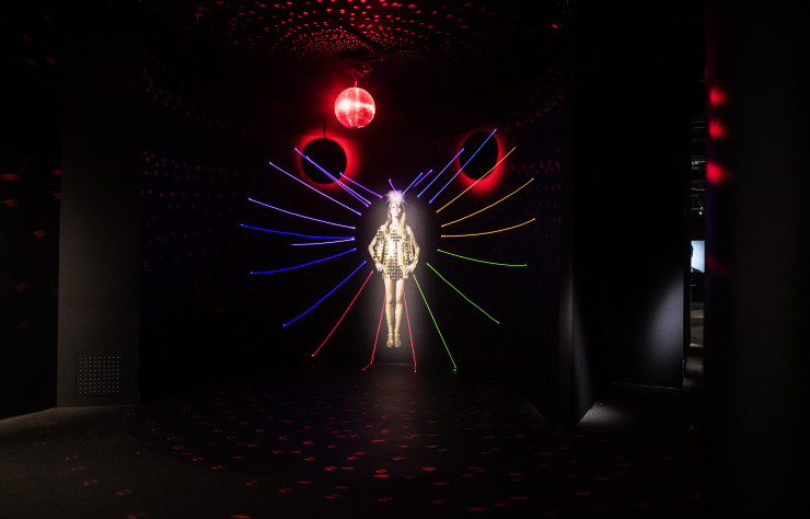 Plongée dans le noir, la scénographie joue avec les effets de lumière.