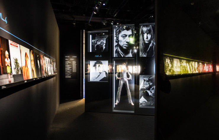 Rétroéclairées ou simplement disposées sur de grand linéaires, les photographies rappellent ses inspirations multiples.