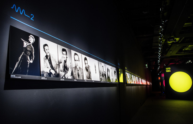 Des années 1950 à nos jours, les photographies d’artistes tissent un fil chronologique.