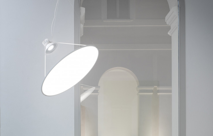 Disponible en version métallisée, « Amisol » s’habille ici d’un tissu opaline qui diffuse la lumière.