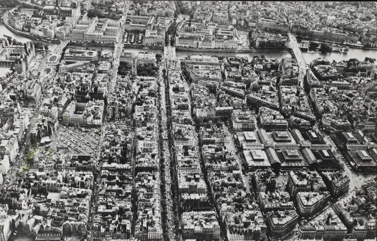 A l’emplacement du Centre Pompidou se trouvait autrefois un vaste parking et un îlot insalubre situés dans la continuité des halles Baltard.