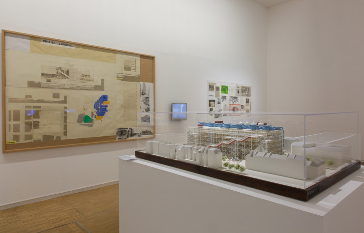 Derrière une maquette, le panneau original de Renzo Piano et Richard Rogers qui leur permit de remporter le concours.
