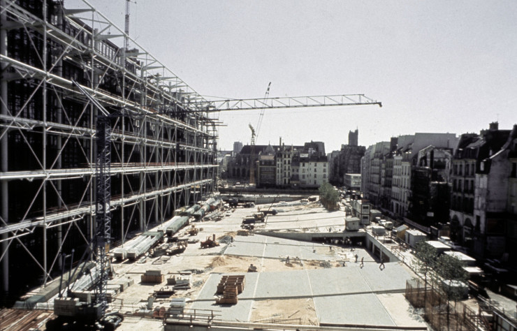 L’édifice se développe en hauteur pour générer un large espace public.