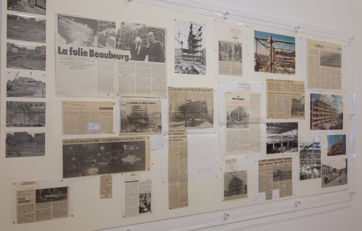 Affichées au mur, les archives témoignent de la construction du bâtiment et de sa difficulté à être accepté par le grand public.