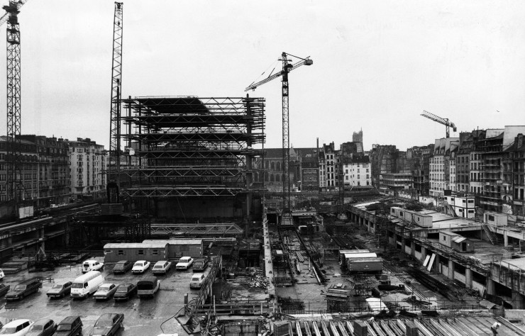 Fièrement exposées au plafond de chaque niveaux, les poutres en treillis traversent le bâtiment dans toute sa largeur pour éviter l’emploi de poteaux.