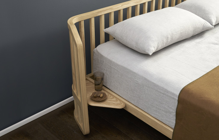 Sur les cotés du lit, la structure se décolle pour accueillir une tablette d’appoint. A partir de 1 664 €.