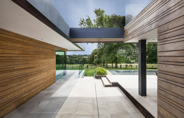 La nouvelle toiture relie les deux bâtiment pour donner de la cohérence.