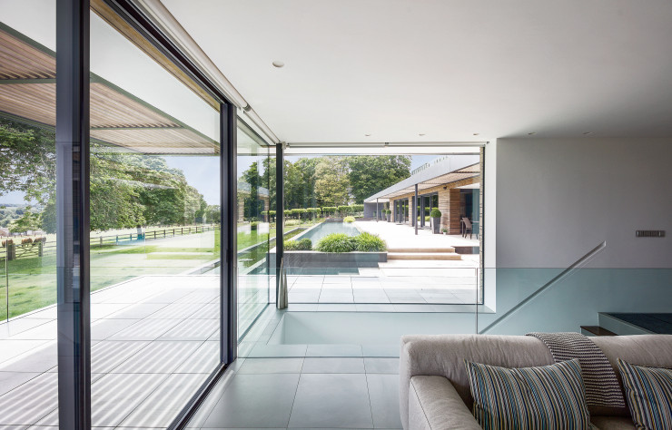 Un sol identique accentue la continuité entre les espaces intérieurs et extérieurs.