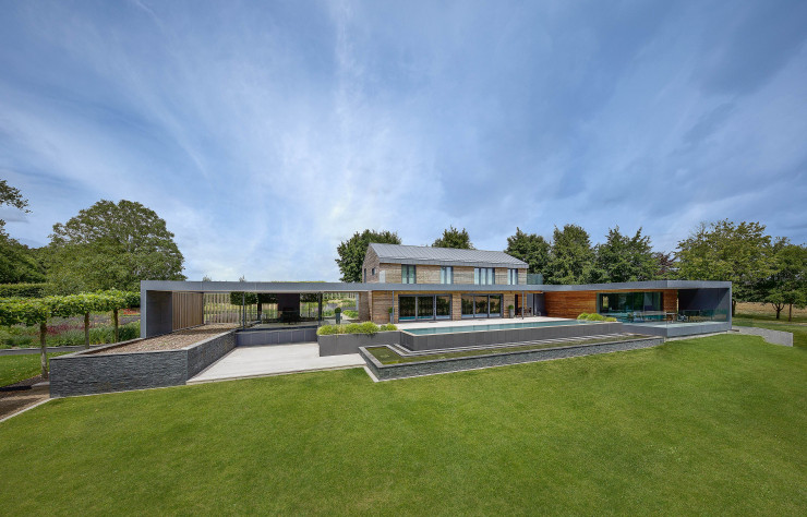 La ferme et l’extension cohabitent harmonieusement grâce à l’unité de matériaux.