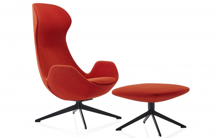 Fauteuil et repose-pied « Shelter » de Noé Duchaufour-Lawrance pour Tacchini.