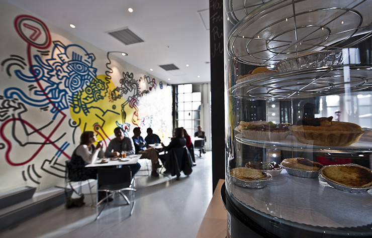 Sur un mur du café, une fresque de Keith Haring réalisée in situ.
