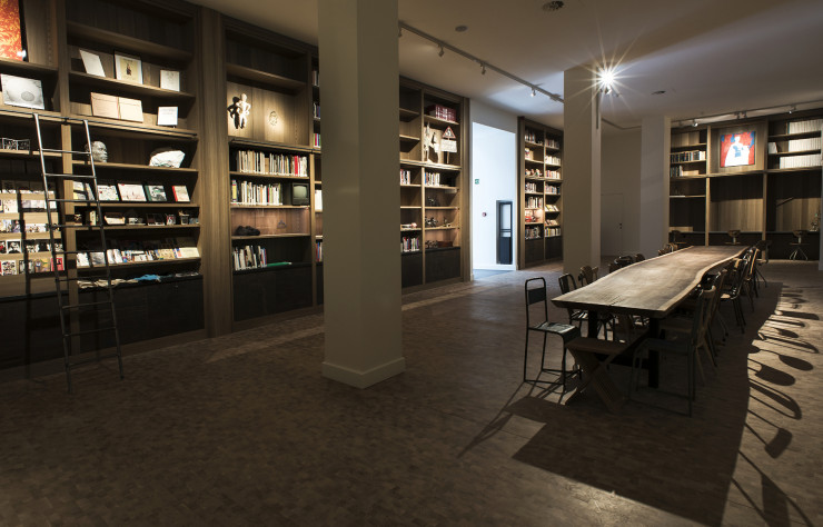 Une bibliothèque accueille désormais les visiteurs.