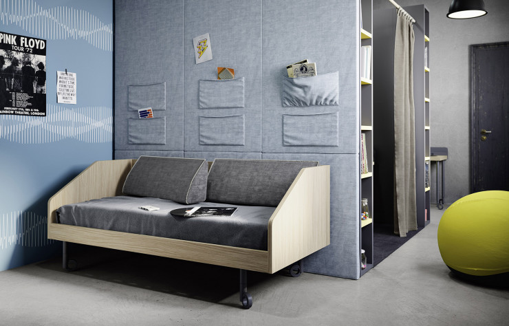 Monté sur roulettes, le sofa « Bug » peut aussi servir de lit.