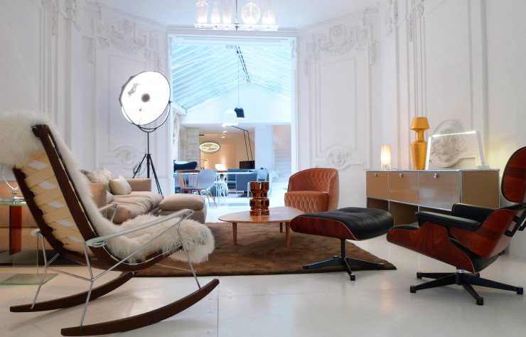 Le showroom Agora décline plusieurs ambiances architecturales dont cette magnifique pièce XVIIe avec moulures.