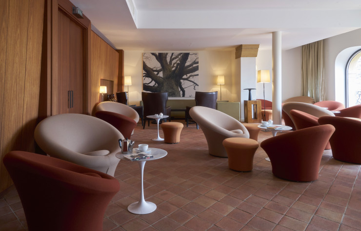 Le bar Ouches et se fauteuils Mushroom de Pierre Paulin (Artifort).