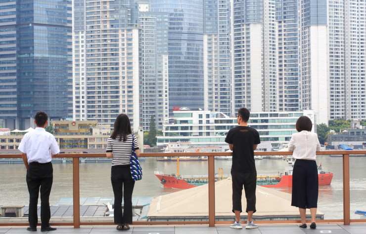 Depuis la terrasse de la Tour de la Fondation Fosun, on admire la skyline…