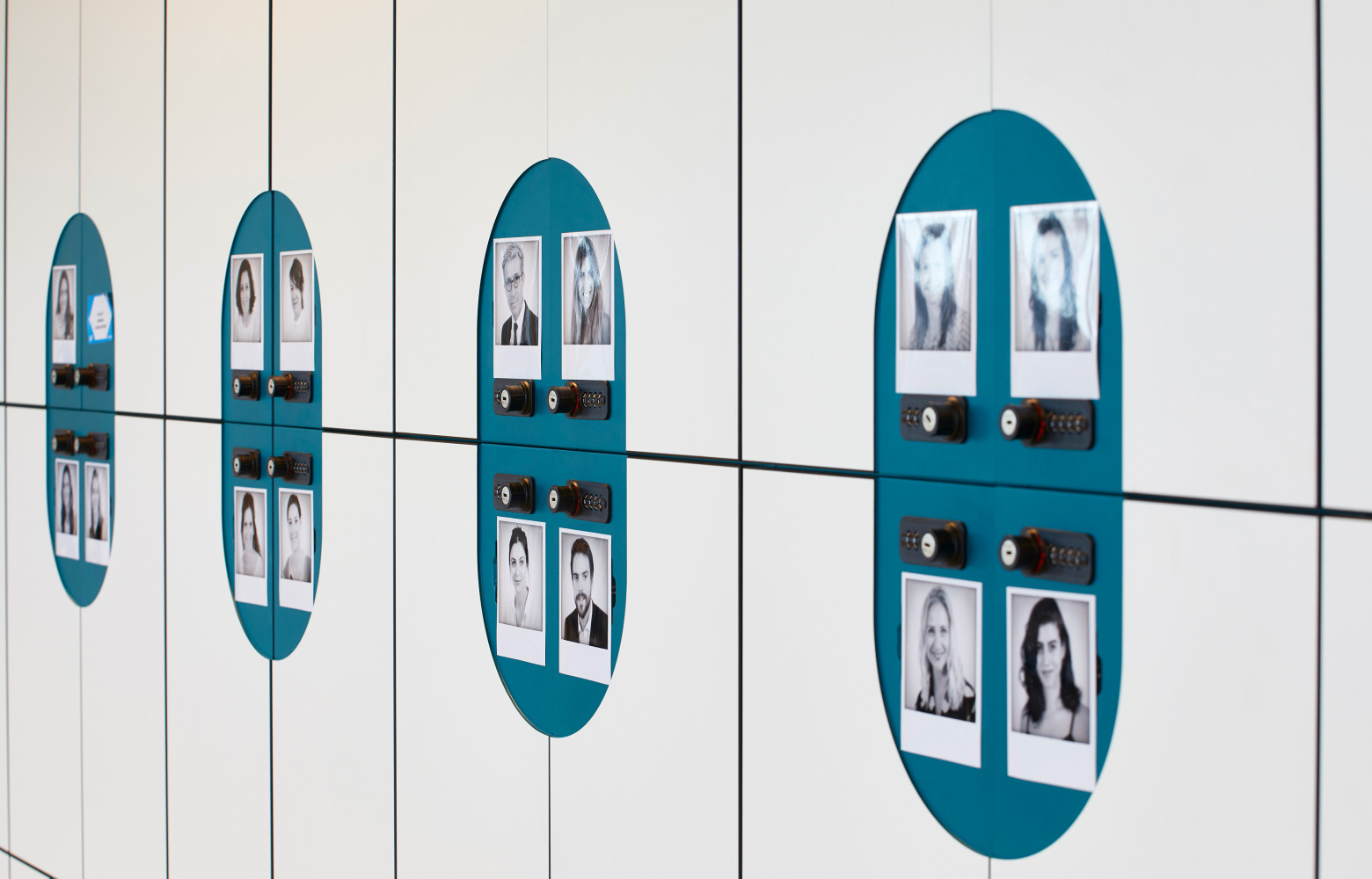 Certains services ont choisi une organisation sans bureau attribué, avec des casiers individuels pour chaque employé.