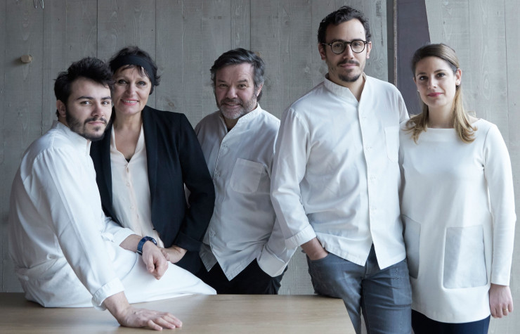 Marie-Pierre et Michel Troigros, entre leurs deux fils, Léo (à gauche) et César (à droite), qui assureront la relève, et Fanny Pralus, la compagne de César, qui travaille également dans l’entreprise familiale.