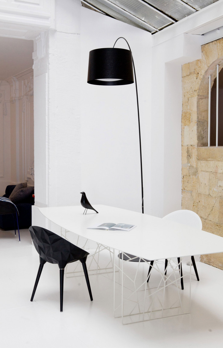Le mélange surprenant de la pierre de Libourne et du mobilier contemporain noir et blanc.
