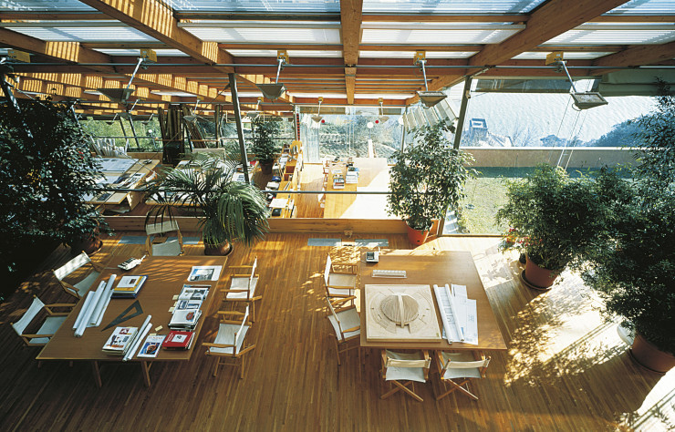Tout en transparences, l’agence génoise de Renzo Piano, conçue par le maître, a été bâtie en escalier sur une falaise : l’architecte, ainsi, ne perd jamais de vue cette Méditerranée qui l’inspire tant.