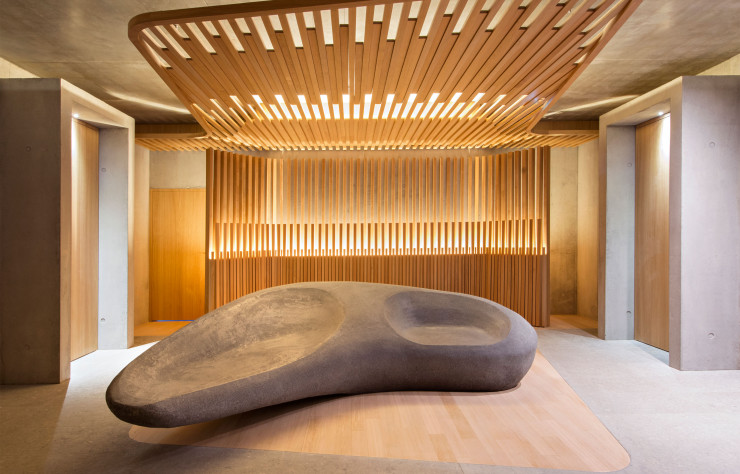 L’extension imaginée par les mêmes pour l’Hôtel des Berges, contigu à l’auberge, accueille cinq junior suites et, en son coeur, le Spa des Saules et son joyau : une monumentale sculpture qui, tel un galet à taille humaine, a été pensée pour le bien des corps.