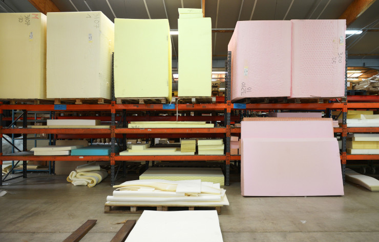Les blocs de mousse de diverses densités sont stockés dans l’usine en attendant d’être découpés. Burov est également le seul fabricant français à recourir au Confortleltex, de la mousse de polyuréthane moulée à froid.