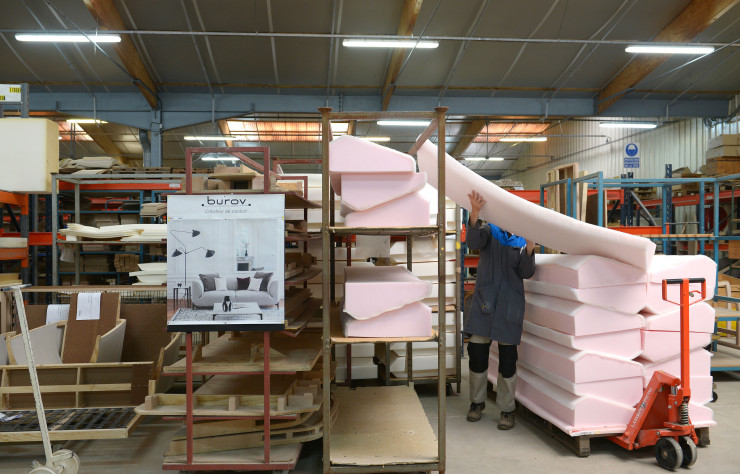 L’atelier principal et ses 12 000 m2 abritent les divers métiers de l’entreprise : menuiserie, teinte et vernis, couture et tapisserie.