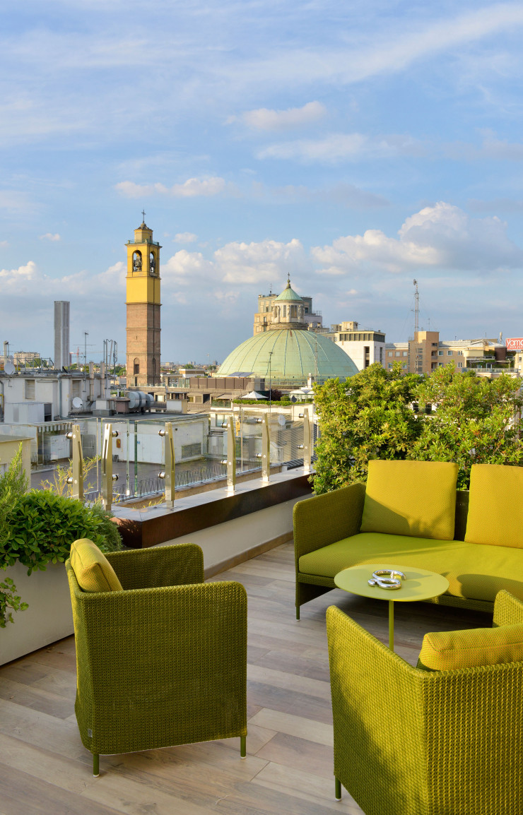 La terrasse latérale, quant à elle, donne sur la basilique de San Babila. Le salon d’extérieur « Teatime » est également une création de Francesco Rota pour Paola Lenti.