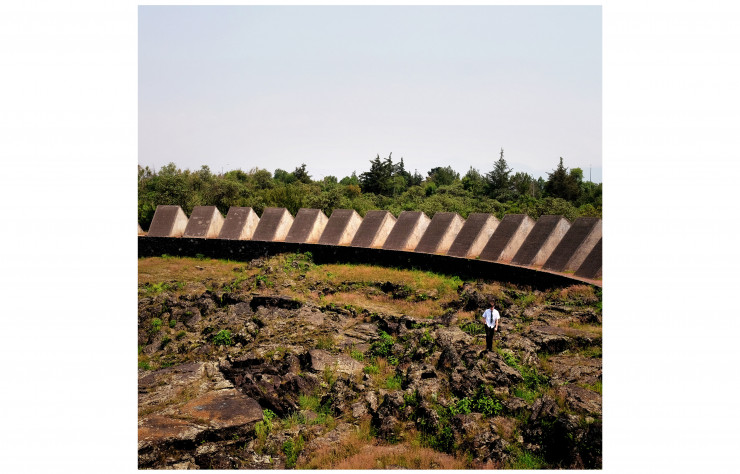 Sur un champ de roches volcaniques du campus de l’UNAM, réalisé dans les années 50, l’Espace sculptural (Espacio Escultórico) est un cercle de 120 mètres de diamètre formé par 64 pyramides de béton visant à représenter le cosmos.