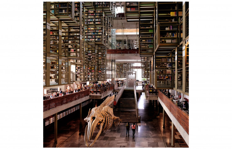 Dans l’espace central de la bibliothèque Vasconcelos (2007), conçue par Alberto Kalach, trône une sculpture de l’artiste Gabriel Orozco.