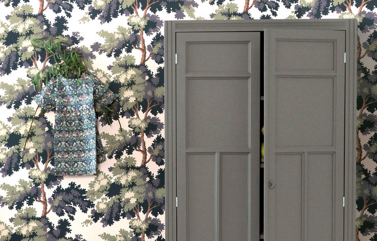 Armoire Parisienne, en bois peint, étagères amovibles et tringle, 1 009 €. Laurette.