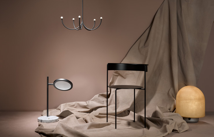 De gauche à droite, lampe Discus de Jamie Grey, suspension Arca de Philippe Malouin, chaise Avoa de Paulo Pedro Venzon et lampe Puffball de Faye Toogood (Matter Made).