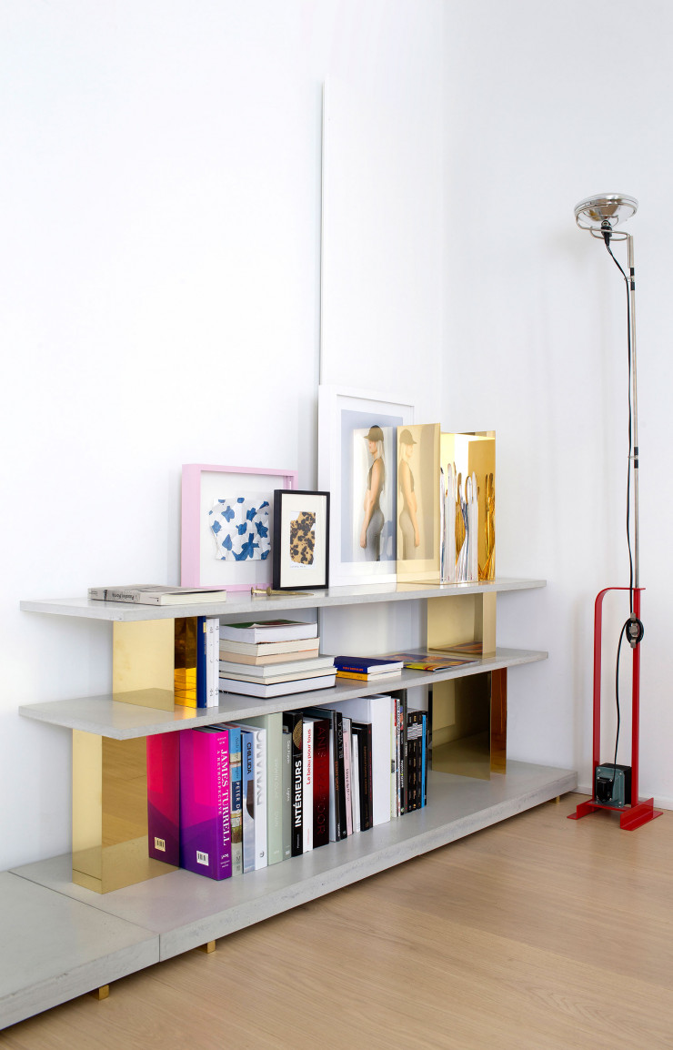 L’« Appartement 108 », à Paris, où la lampe Toio (Flos) des Castiglioni a trouvé sa place dans un espace où, là aussi, devaient dialoguer les contrastes