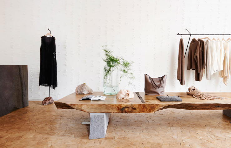 Pour le flagship-store de la marque japonaise Pas de Calais, à Paris (IIIe), Raphael Navot s’est inspiré de l’arte povera dans un esprit très artisanal.