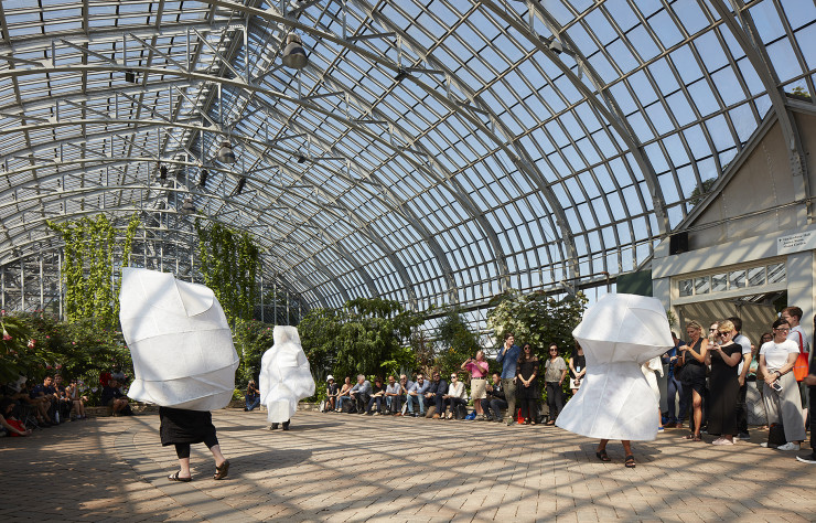 « L’air pour l’air », un mini-ballet conçu par les architectes de SO-IL et la chorégraphe Ana Prvacki.