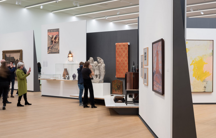 Vitrines, plate-formes… les murs s’adaptent en fonction des œuvres.