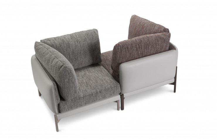 Le fauteuil peut se délester d’un accoudoir pour multiplier les configurations et former par exemple un confident.