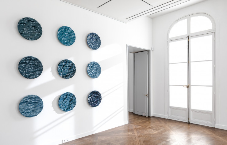 L’émail des pièces réagit à la lumière en accentuant leur « relief aquatique ».