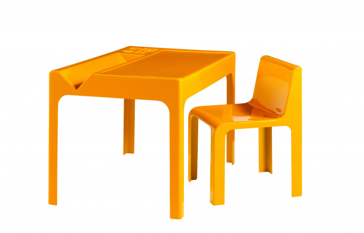 La structure en résine de polyester est laquée dans des couleurs caractéristiques des années 1960.