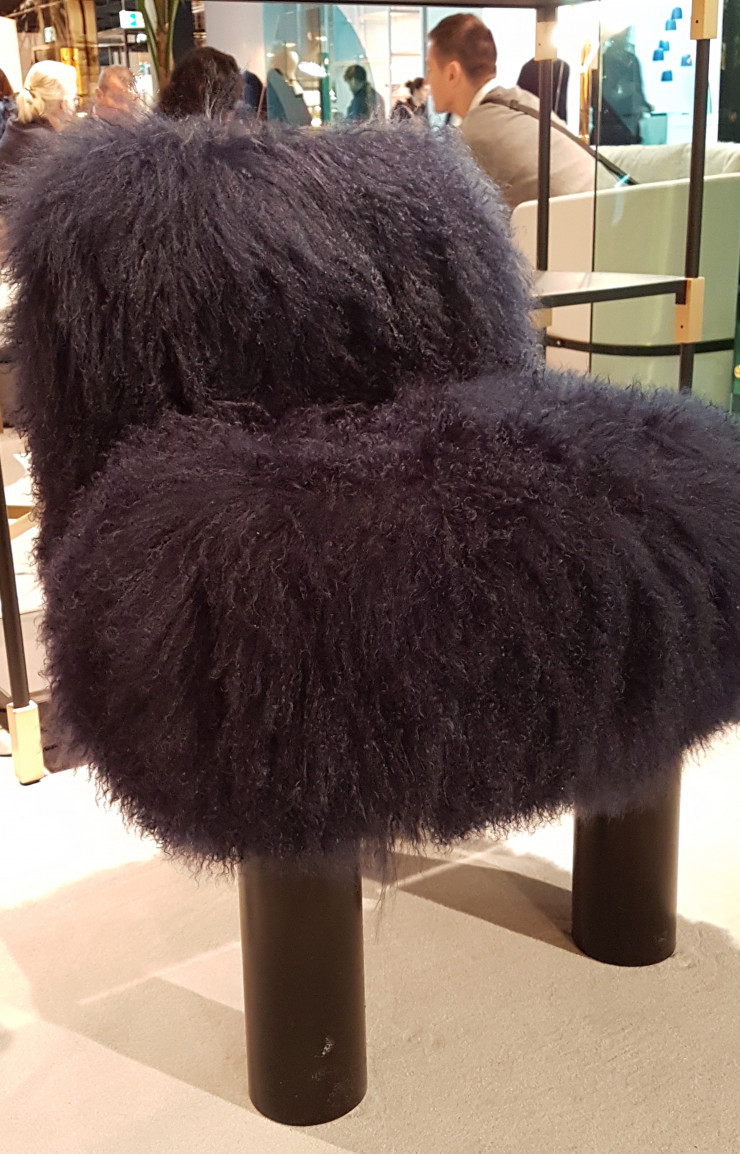 Fauteuil Botolo de Cini Boeri (Arflex), désormais disponible en bleu nuit.