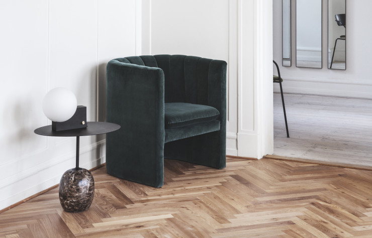 Fauteuil « Loafer » de Space Copenhagen et lampe « Journey » de Signe Hytte.